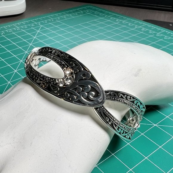 New Silver Tone Bracelet - Picture 2 of 3